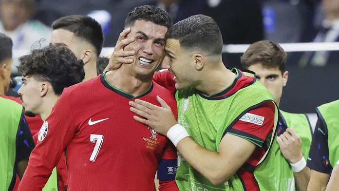 Cristiano Ronaldo (7) brečel po neproměněné penaltě v osmifinále Eura proti Slovinsku