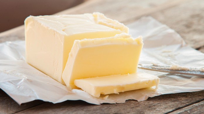 Muž podezřelý z krádeže utíkal před ostrahou. Z kapsy vytrousil 7 kilo másla