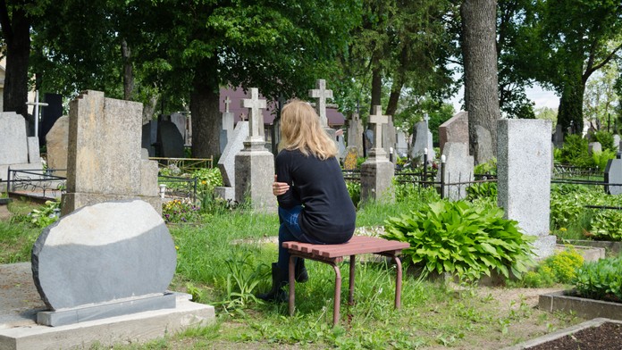 Sousedé se opili a pohřbili ji zaživa. Nina si sama musela vyhrabat hrob