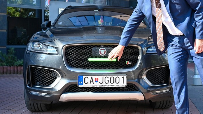 Na autech přibude další brzdové světlo. Změnu už schválila první země