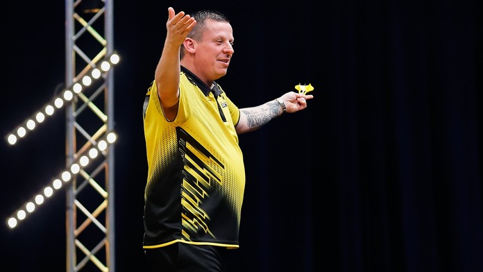 Instalatér Menzies na MS v šipkách končí. Postupuje Anderson a Chisnall
