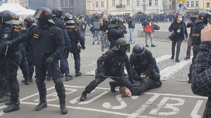 Prahu dnes čekají další demonstrace. Policie posílí bezpečnost
