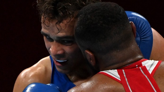 Tyson má učedníka. Boxer se snažil soupeři ukousnout v Tokiu ucho