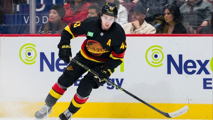 Památný večer pro Quinna Hughese. Bek Vancouveru se zapsal do historie NHL