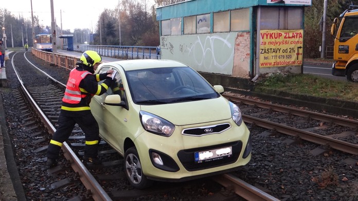 Myslela, že jede po rozbité silnici! Auto ale bylo na kolejích tramvaje