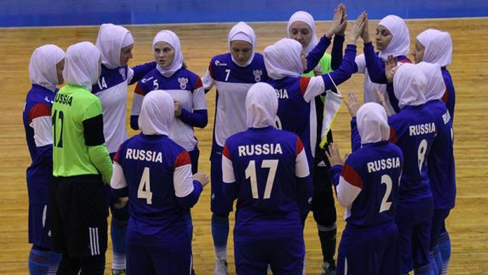 Doma v dresu, venku v hidžábu! Holky jsou zvyklé, říká trenér