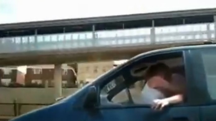 VIDEO: Milenci si to rozdali za jízdy v autě přímo za volantem!