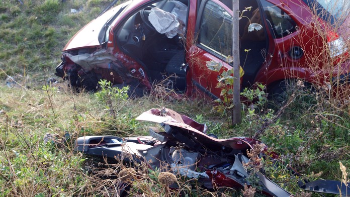 Žákyně autoškoly napálila do stromu, těžce zranila instruktorku