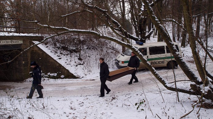 Další oběti mrazů! Policista našel v parku umrzlého bezdomovce
