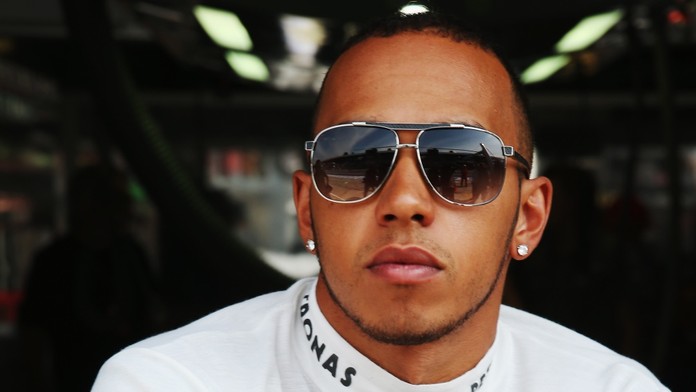 Hamilton ze sebe udělal idiota. Tak špatně prý dlouho neřídil