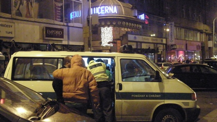 Vracela se pro kabelku do Lucerny, srazil ji taxík