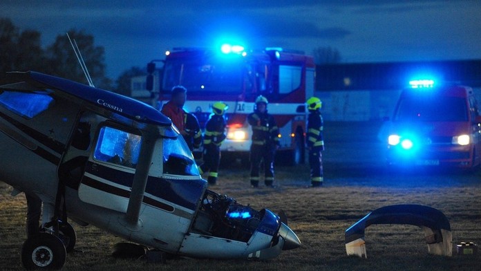 V Praze při přistání havarovalo malé letadlo! Na místo vyjeli hasiči i policie