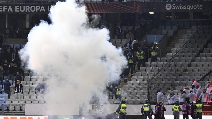 Fanoušci zase řádili. Na Slovácku trefili brankáře, v Malmö létaly světlice