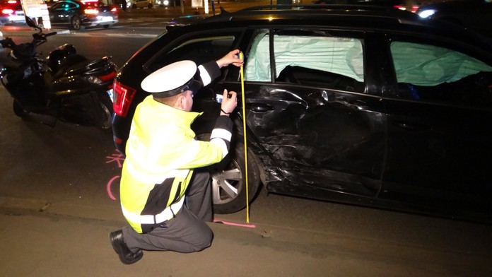 Auto vjelo do cesty motorkářovi, skončil polámaný v nemocnici