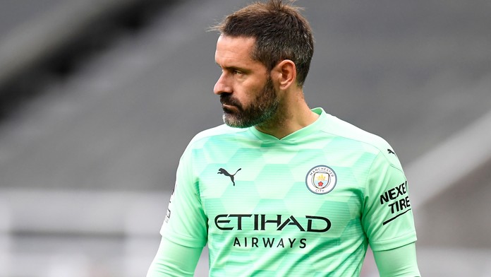Po 10 letech opět v brance Premier League. Gólman hned lapil penaltu