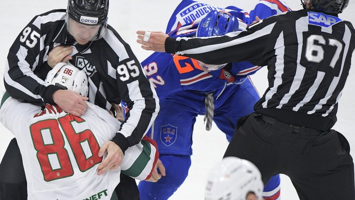Neuvěřitelná rvačka v KHL: Hokejisté se poslali k zemi už první ranou