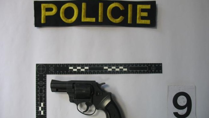 Spadla klec! Policisté dopadli osm zločinců. Kradli a loupili