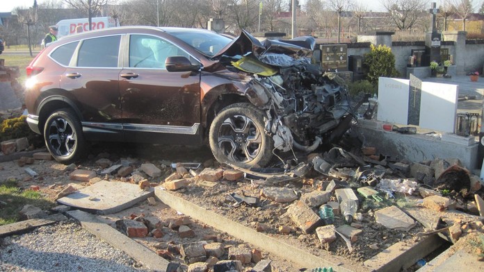 Rozjeté auto prorazilo zeď hřbitova, zastavily ho až hroby