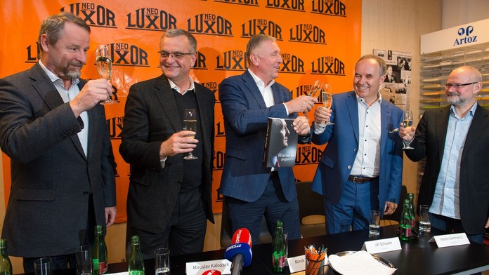 Bez Dalíka, zato s Kalouskem a Tluchořem. Topolánek křtil knihu