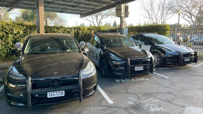 Policisté si pořídili elektromobily Tesla. Po necelém roce se jich radši zbavují