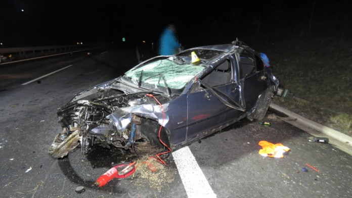 Mladík v BMW boural, spolujezdec zemřel. Jel na letních gumách