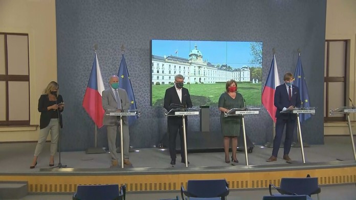 Vláda rozhodla o nákupní době pro seniory. Uvolnila další opatření
