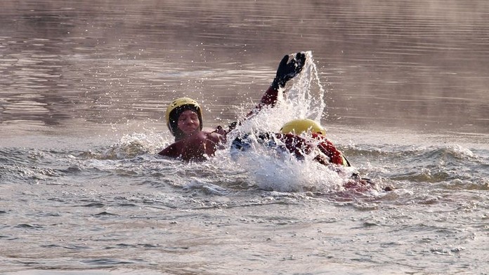 Ve splavu řeky se topili tři mladí muži! Jeden z nich zemřel, další zmizel