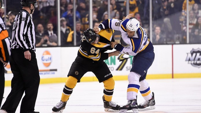 Hráči v NHL se rvali, televizní komentátor jim zpíval koledu!