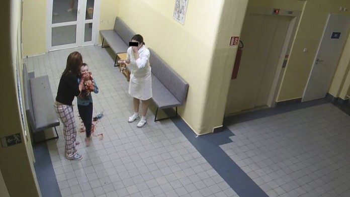 Adam krvácel na chodbě, lékařka šla pryč! Má poškozený mozek