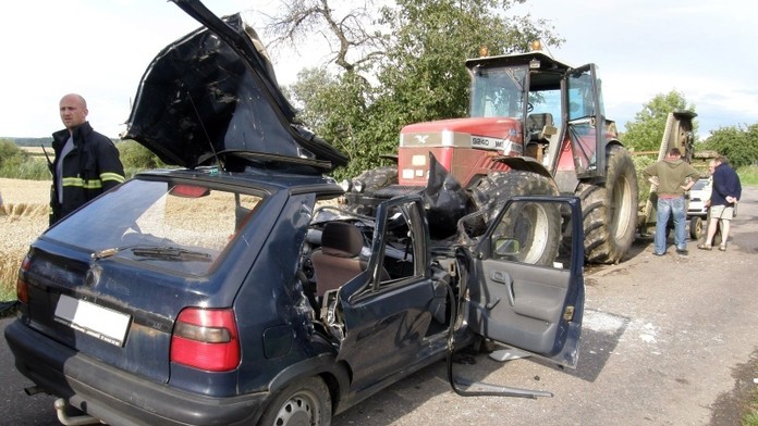Řidička osobního auta vjela v Havířově pod traktor. Je zraněná