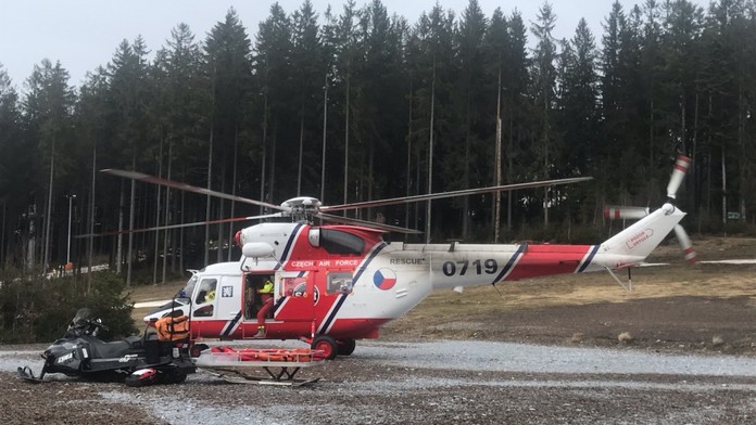 Žena spadla při nastupování na lanovku. Musel pro ni vrtulník