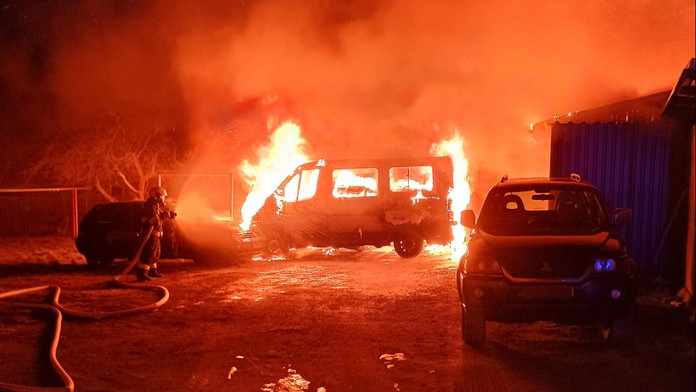 Požár několika aut v Milevsku