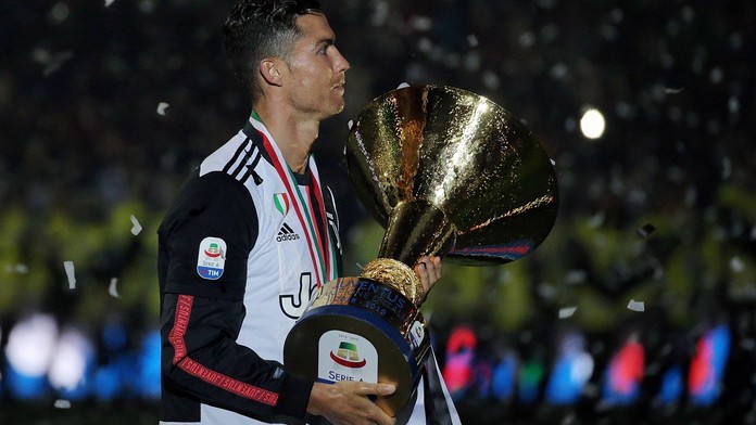 Ronaldo se při oslavách nehlídal! Syna trefil trofejí do obličeje