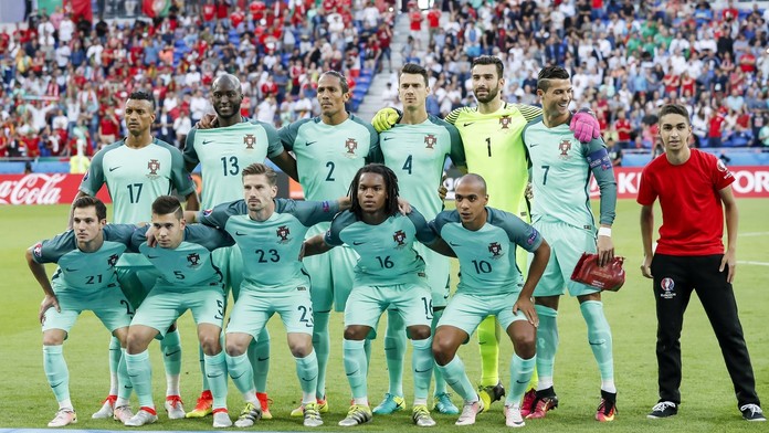 Portugalci nastoupili k focení, ale do záběru se jim vetřel cizinec!