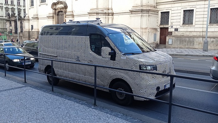 Po Praze se prohánějí tajemné dodávky. Co skrývají pod maskováním