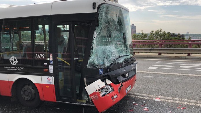 Po autobusu v Kladně někdo hodil za jízdy kámen! Rozbil přední sklo