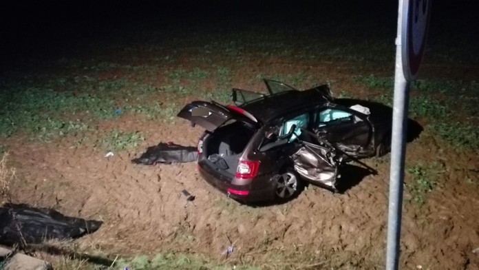 Srážka s kamionem odmrštila škodovku na pole, dva mrtví