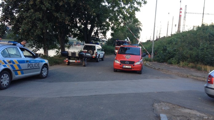 Ve Vltavě plavalo lidské tělo, ruky si všimli policisté!
