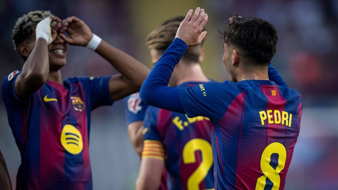 Fotbalisté Barcelony se radují z gólu