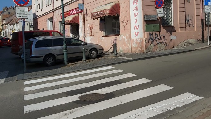 Školačku (15) srazilo na přechodu v České Lípě auto, řidiče hledá policie