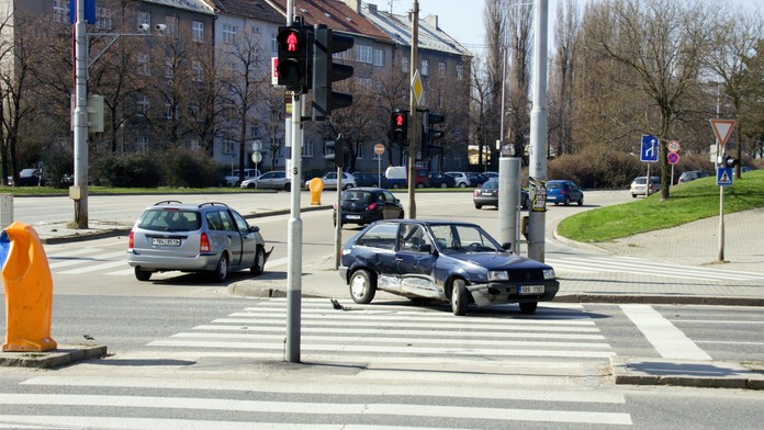 Mladý řidič PŘEJEL ŠKOLAČKU na PŘECHODU! Skončila v NEMOCNICI!