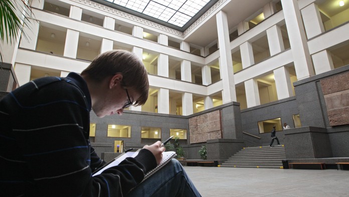 LIDOVÉ NOVINY: Studenty drtí dluhy, lidé do 25 let dluží 60 miliard!