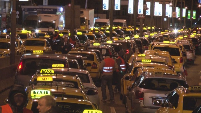 Taxikáři na protest zablokují Prahu. Jeďte MHD, radí letiště
