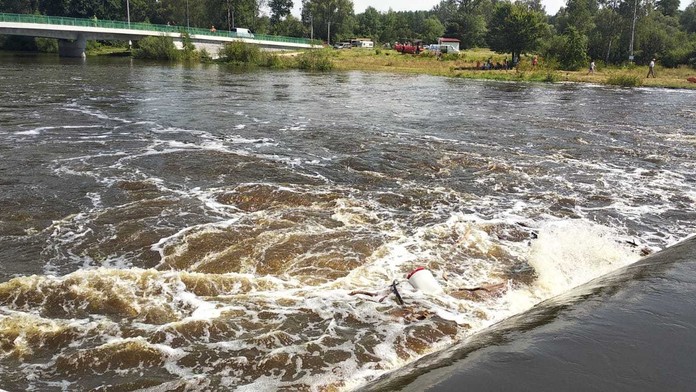 Vodáci se na jezu cvakli! Vytáhli jen jednoho, druhý zmizel. A nejen on