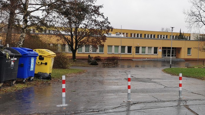 Rodiče postižených v Uherském Brodě zuří. Sloupky často brání příjezdu ke škole