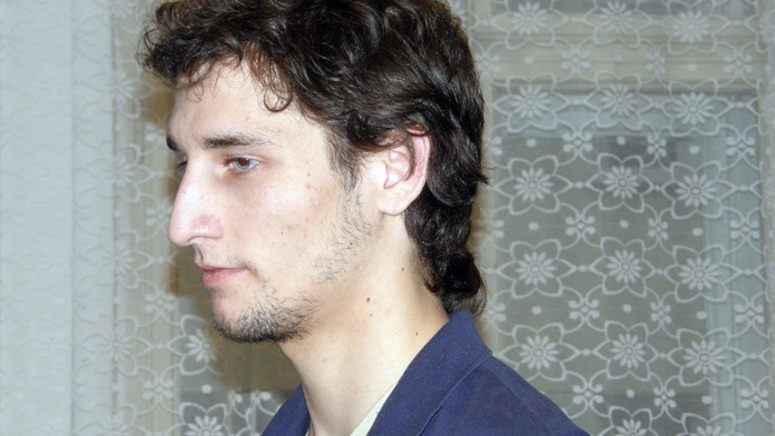 Zfetovaný lump bodal dívku a ukájel se na ní, dostal 17 let!