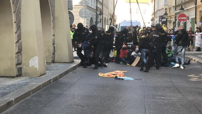 Sněmovna v obležení demonstrantů. Policisté zadrželi desítky lidí