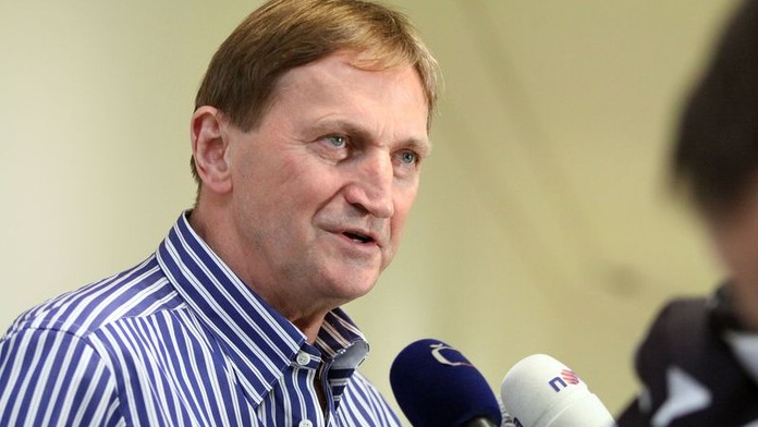 NEVĚRNÝ Alois Hadamczik sbalil SEDMNÁCTILETOU!