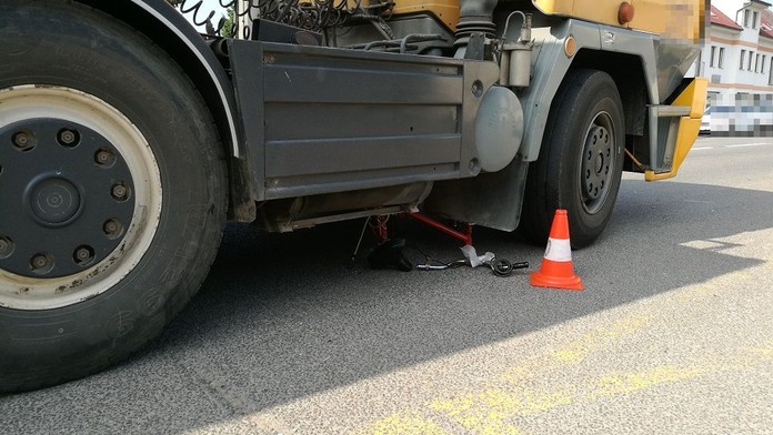 Cyklistka podjížděla kamion. Ten ji při tom smetl a na místě zabil