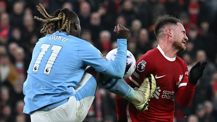 Byl Dokuův zákrok na penaltu? Liverpool se čílí, experti se neshodnou